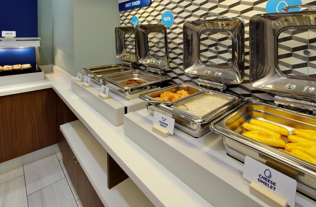 Holiday Inn Express & Suites - Milwaukee West Allis By Ihg Buitenkant foto