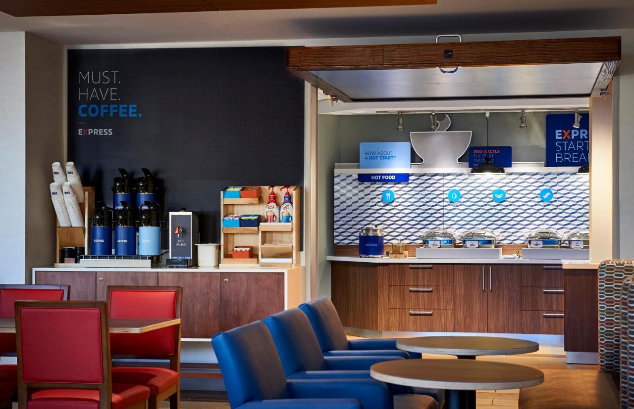 Holiday Inn Express & Suites - Milwaukee West Allis By Ihg Buitenkant foto