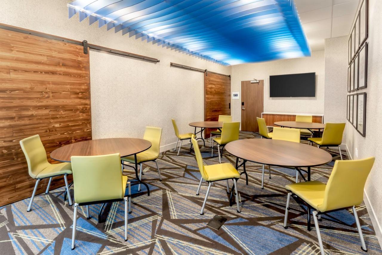 Holiday Inn Express & Suites - Milwaukee West Allis By Ihg Buitenkant foto