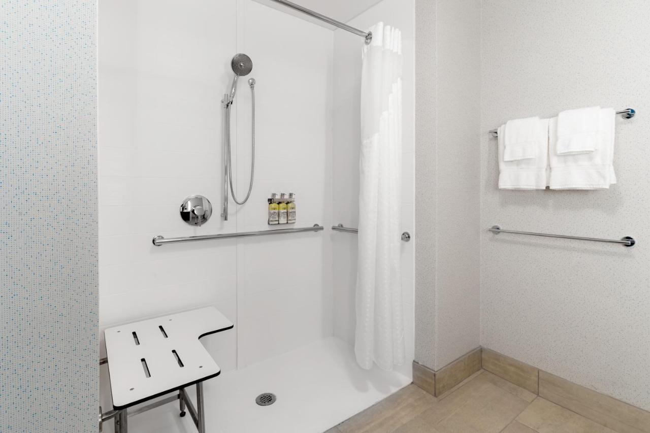 Holiday Inn Express & Suites - Milwaukee West Allis By Ihg Buitenkant foto