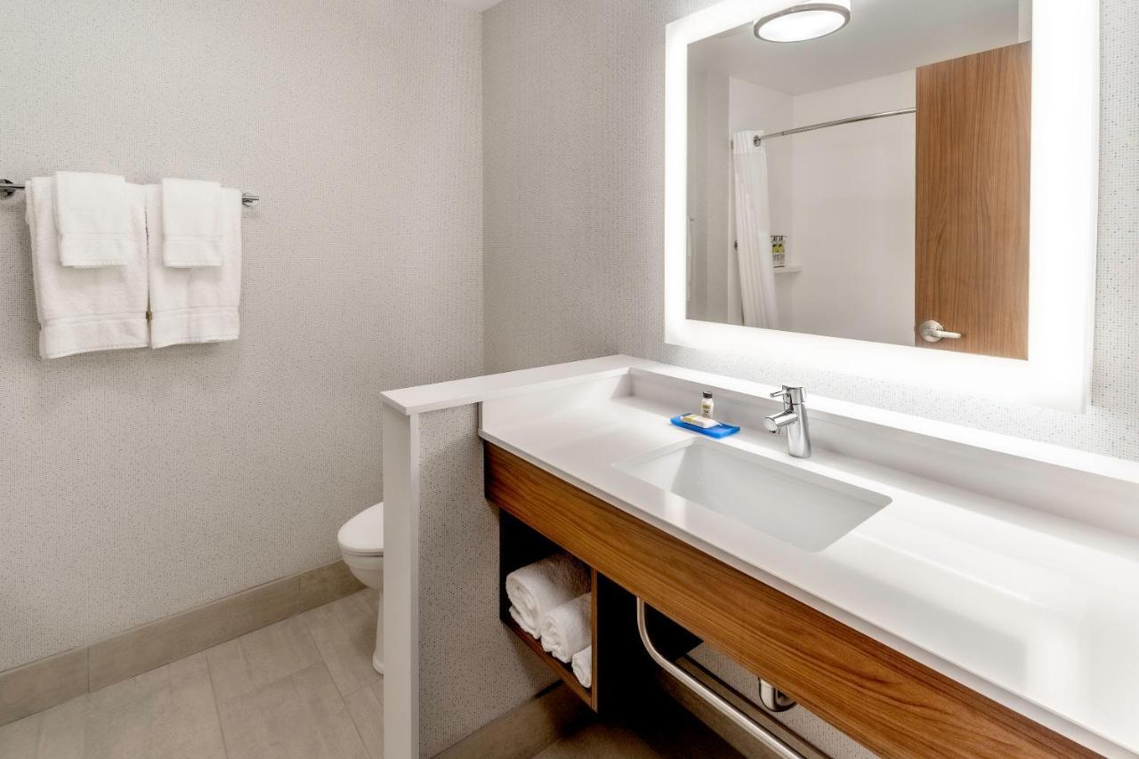 Holiday Inn Express & Suites - Milwaukee West Allis By Ihg Buitenkant foto
